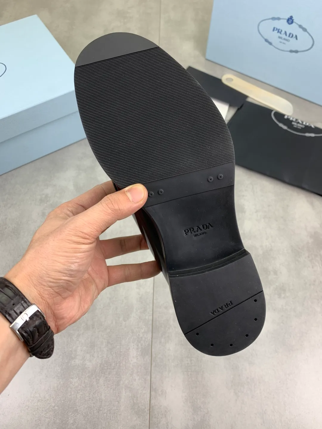 Men's Men's Shoes💰P640💰[New Style] High Quality Water-dyed Niuli 🆘[PRADA] Prada's latest casual business leather shoes for men! Listed simultaneously! The fabric is made of specially imported original calfskin, and the interior is made of imported water-dyed cowhide. It is absolutely luxurious and leads the fashion trend. High-end combination rubber outsole, size: 38-44 (45 and 46 can be customized) 3️⃣ colors available